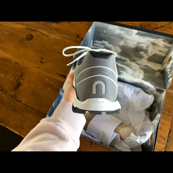 On cloud running shoes - Picture 3 of 5